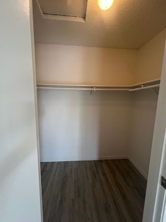 Building Photo - Extremely Well Maintained Upstairs 1/1 Condo Near Light Rail Now Available!
