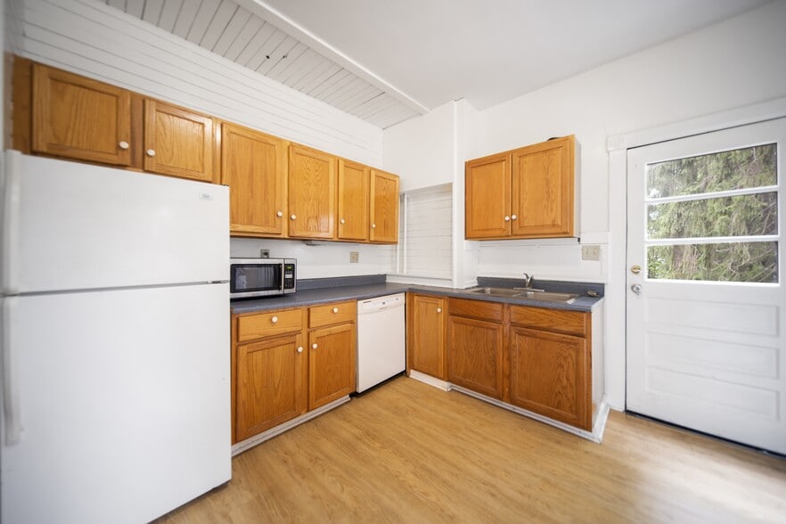 Building Photo - 921 E State St