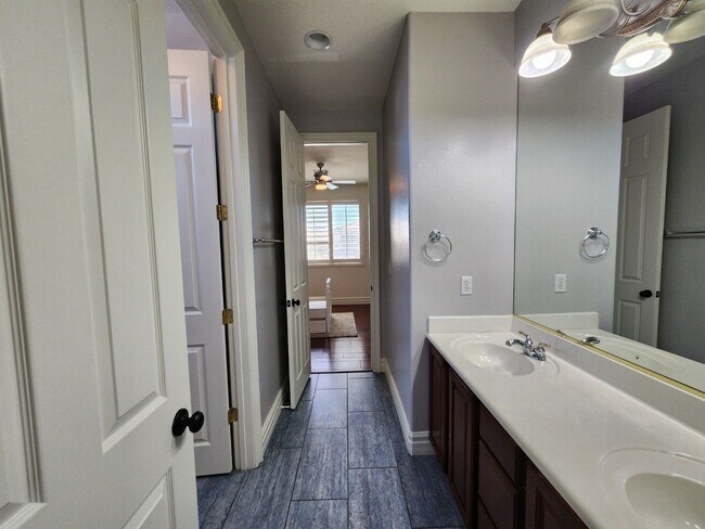 Building Photo - Beautifully Upgraded Southern Highlands Ga...