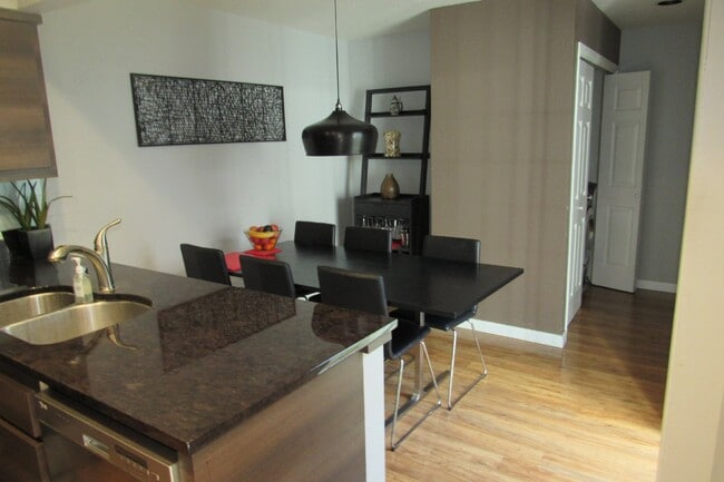 Building Photo - Beautiful 3 Bed/2.5 Bath Townhome