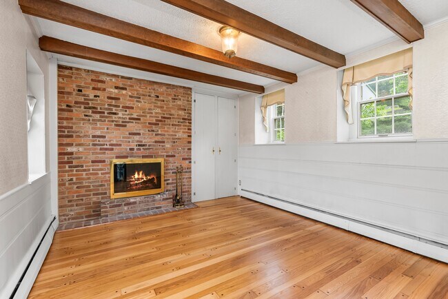 Building Photo - 607 E Wheel Rd