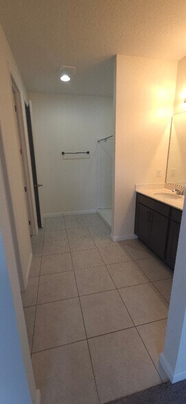 Building Photo - 5631 Western Sun Dr