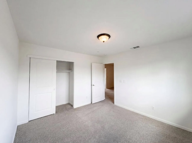 Building Photo - 251 Sugnet Way