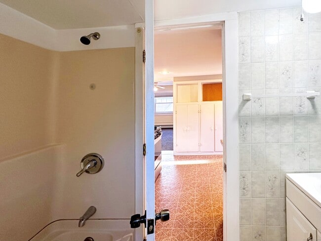 Building Photo - 76 Nichols Ave