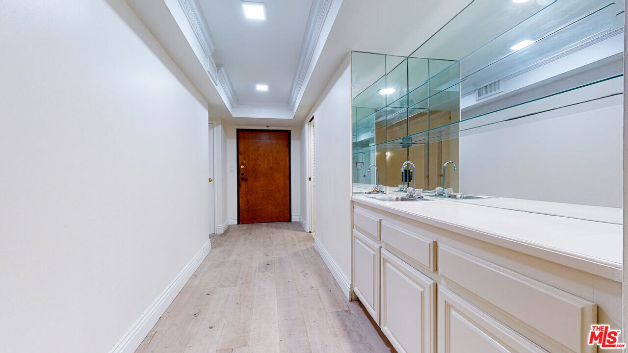 Building Photo - 10660 Wilshire Blvd