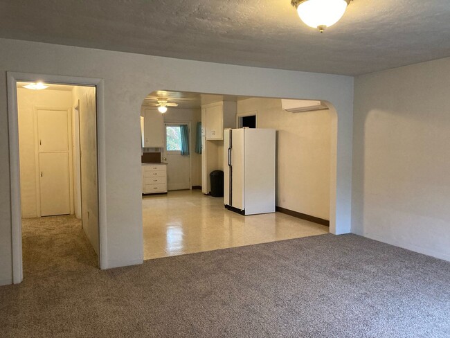 Building Photo - 3 bedroom available in the Glide school di...