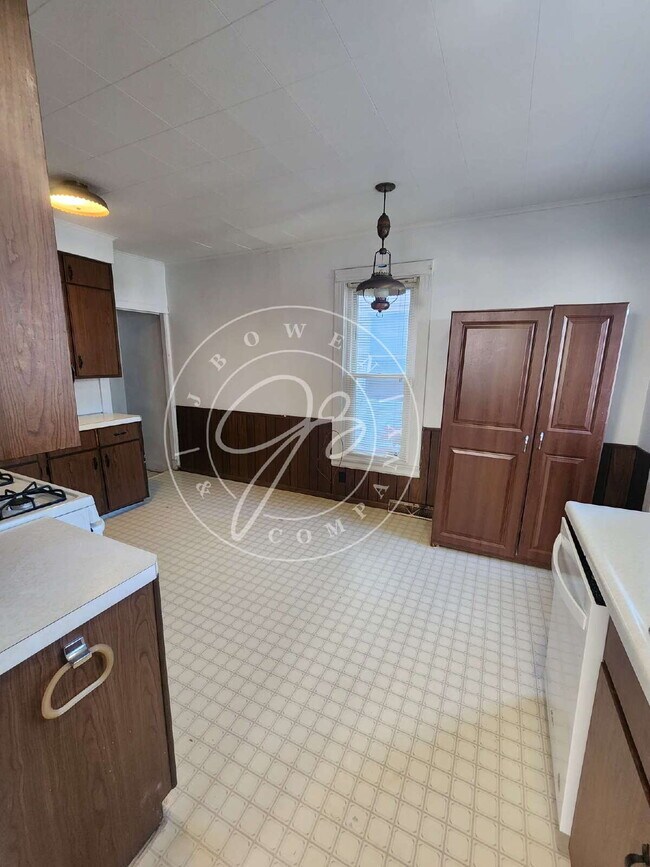 Building Photo - "Charming 2 possible 3-Bedroom Home on Uta...