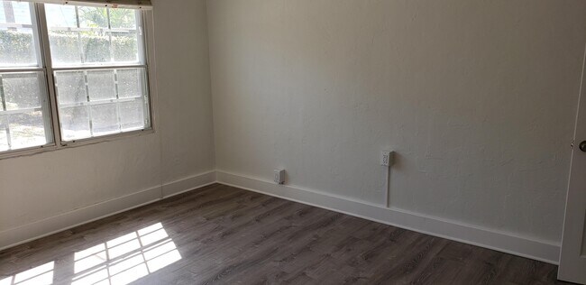 Building Photo - 410 Monroe Dr