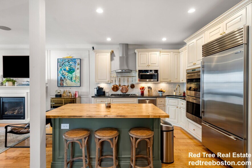 Building Photo - 687 E 6th St