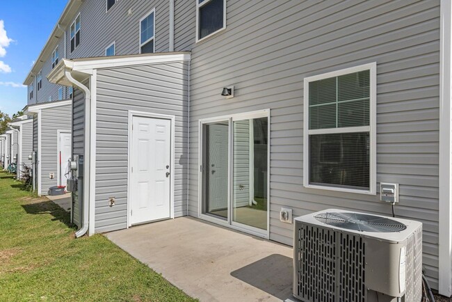 Building Photo - Move in Special!  3 Primary Bedrooms- Townhome - Community Pool/Gym