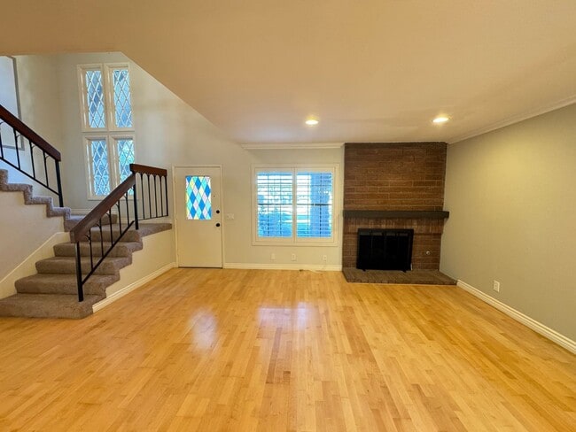 Building Photo - Charming 3Bd/2.5Ba w/Private Yard and New ...