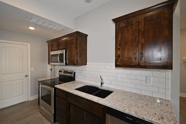 Building Photo - 3 Bedroom, 2.5 Bath Duplex