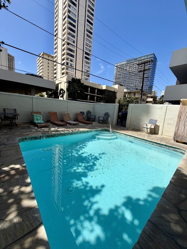 Building Photo - 2421 Ala Wai Blvd