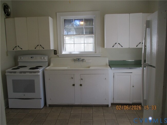 Building Photo - 403 Maple St
