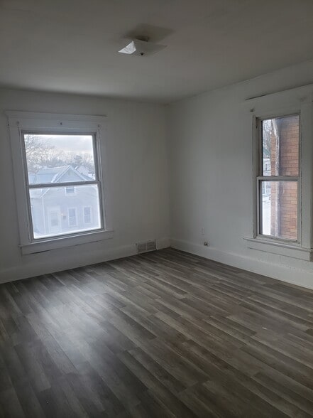 Building Photo - 282 1/2 Mt Vernon Rd