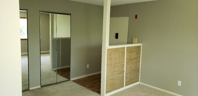 Building Photo - 2730 Rosalyn Ct