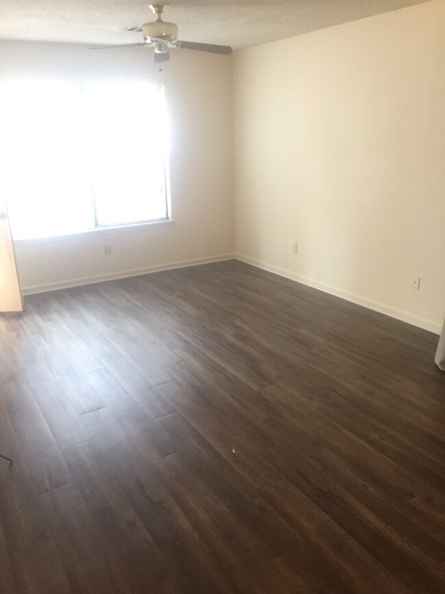 Building Photo - 4807 Oak Meadow Dr