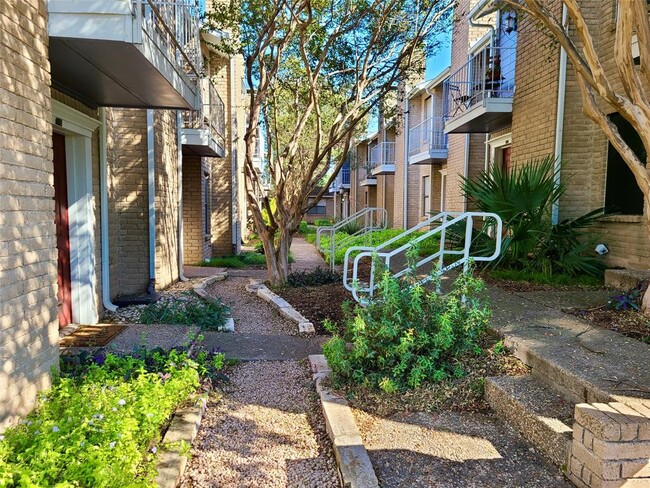 Building Photo - 824 Banister Ln