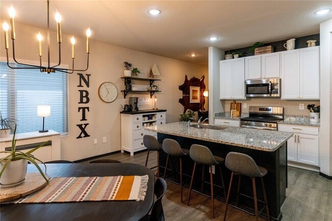 Building Photo - 648 Jennifer Wy