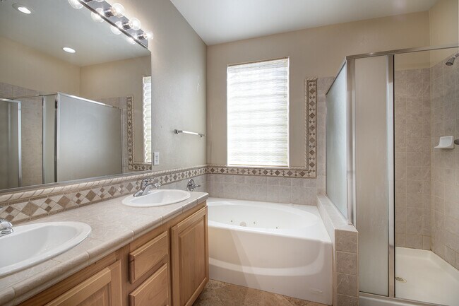 Building Photo - SUMMERLIN Home 3 Bedrooms + Small Loft - M...