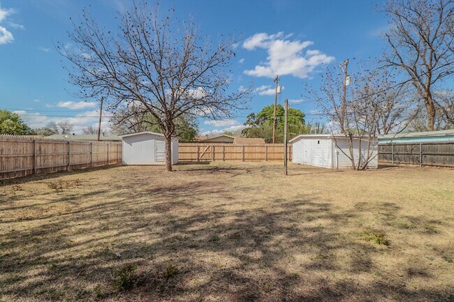 Building Photo - Cute & Cozy 3 Bedroom with Extra Storage!