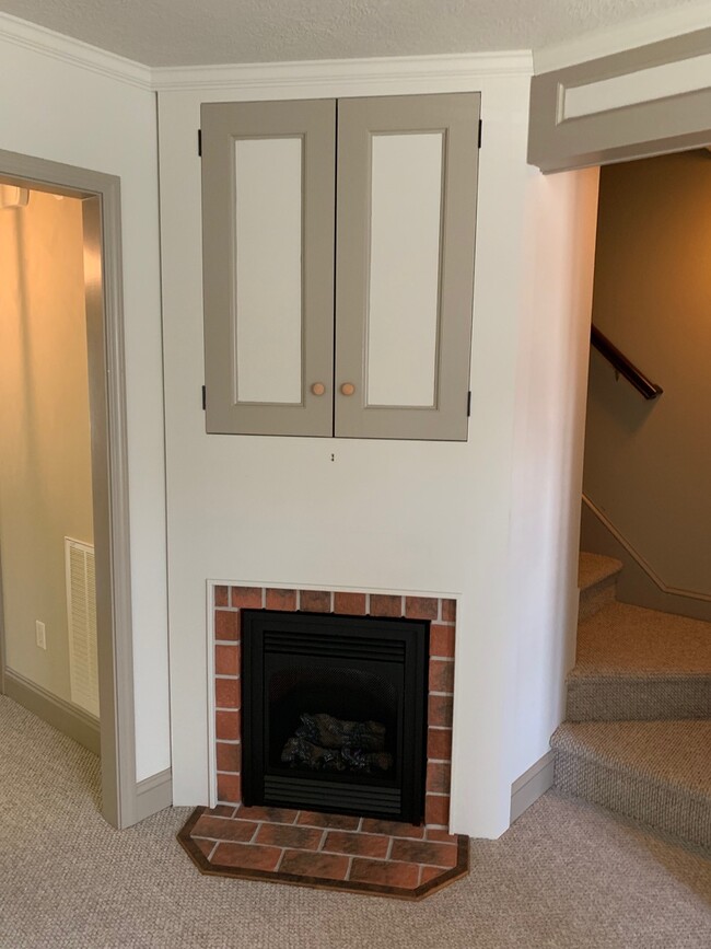 Building Photo - 2BR, 2.5 Ba End unit townhouse in Pikes Place