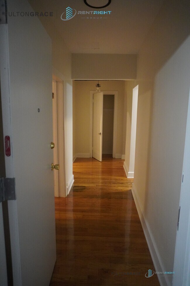 Building Photo - 426 W Briar Pl