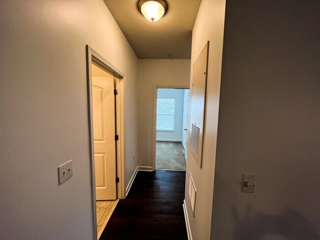 Building Photo - Greensboro 2 Bedroom, 2 Bathroom Condo