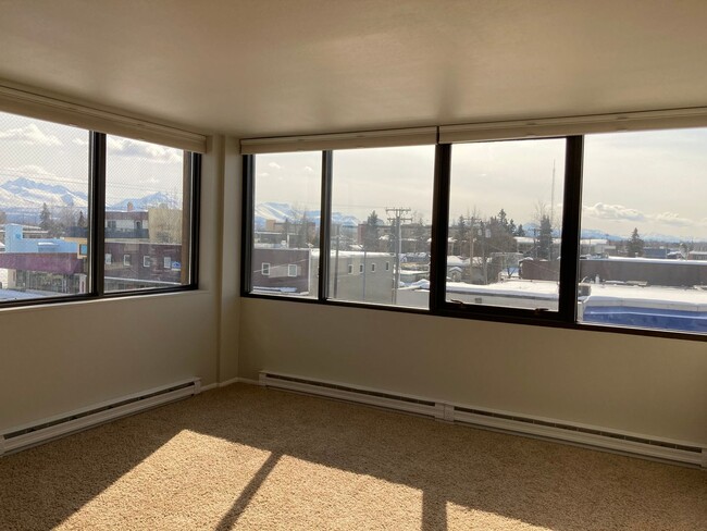 Building Photo - Modern 1 bedroom condo with amazing mounta...