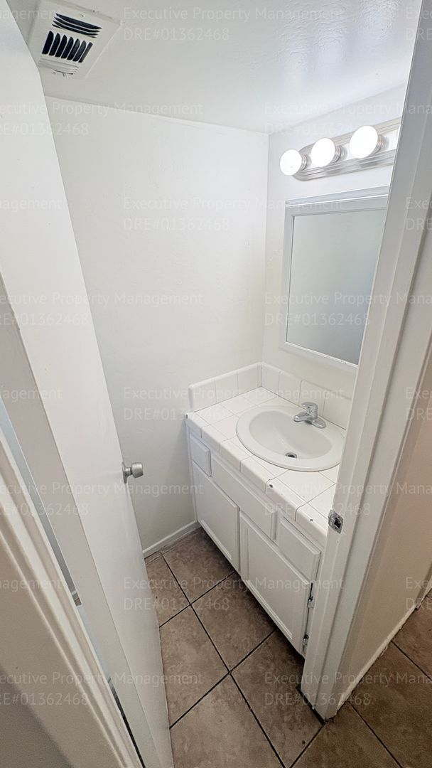 Building Photo - 2 bedroom 1.5 bathroom townhome near shopping centers and hospital! Located in the 93305 zip code...