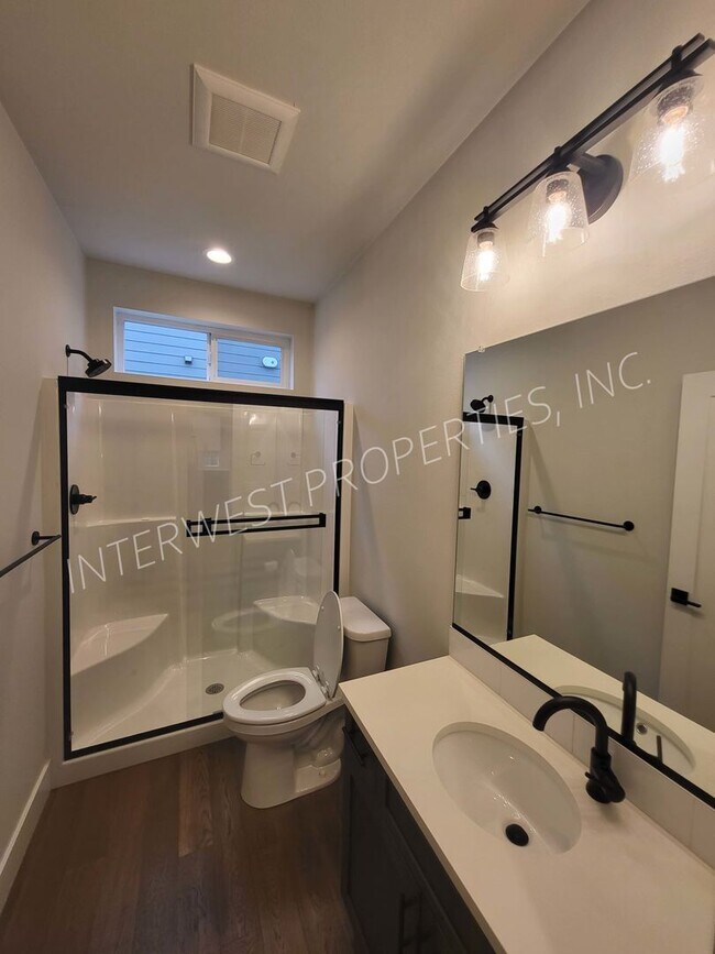 Building Photo - 4 bd 3.5ba dream home in the heart of the Woodlawn District w/Washer/Dryer, Garage & Gas Fireplace!