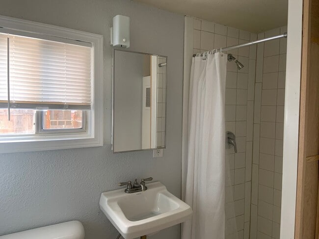 Building Photo - Hard to find 1 bdrm, 1 bath house with carport.