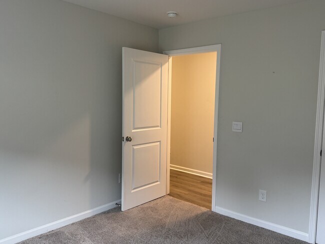 Building Photo - 424 Kohn Dr