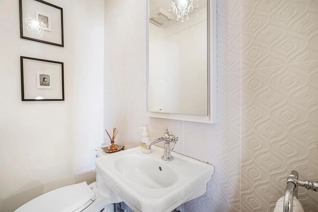 Building Photo - 2096 Pine St