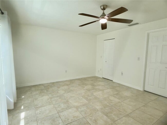 Building Photo - 4001 Oakhurst Dr