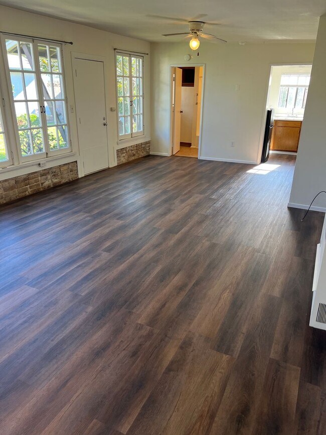 Building Photo - Charming back Studio