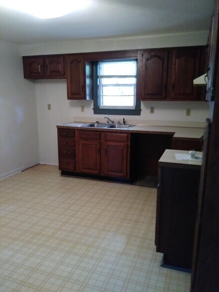 Kitchen - 2609 Pioneer Rd