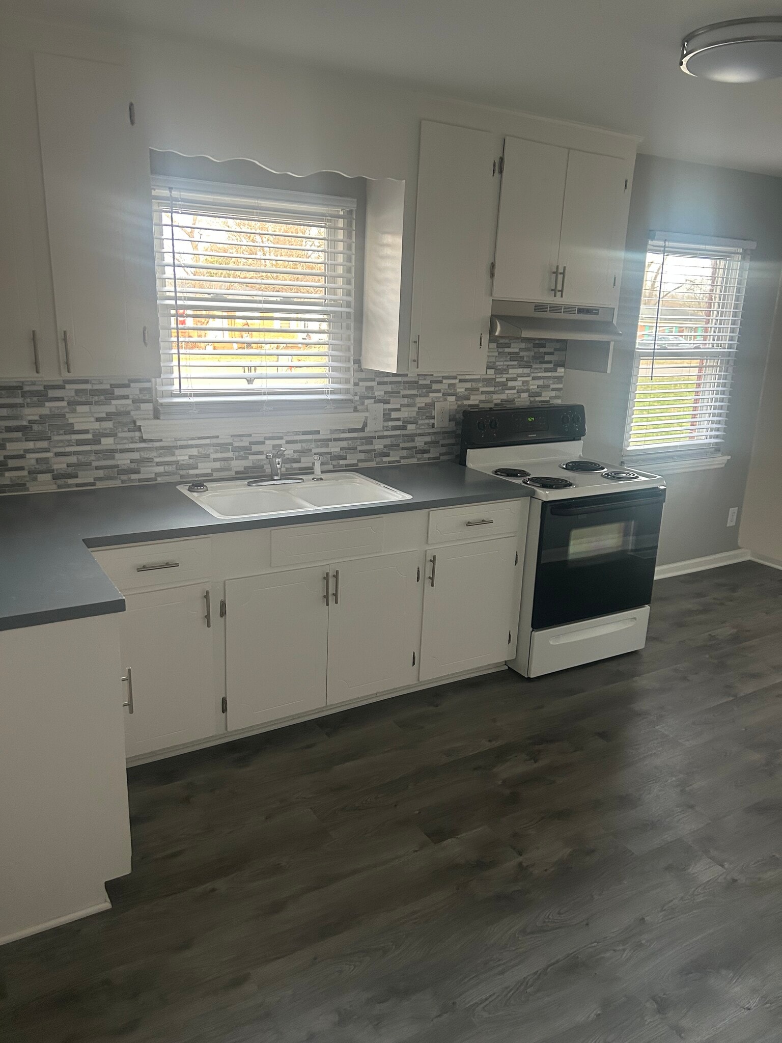 Kitchen - 102 Greentree Dr