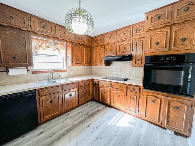 Building Photo - 5533 Briargrove Dr