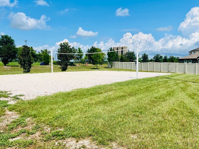 Building Photo - Available 11/1/24 Three bedroom two bath h...