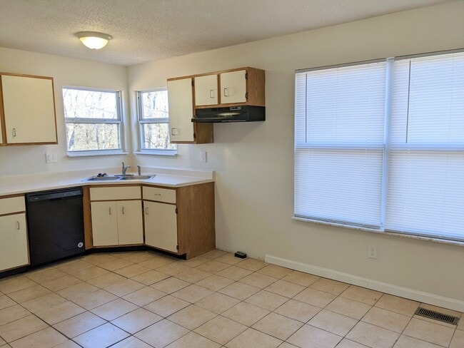 Building Photo - 4 bed 1.5 bath home close to I-44