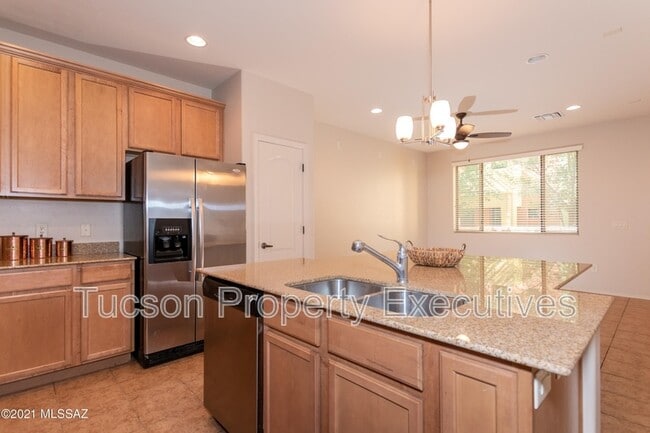 Building Photo - 2442 E Emerald Moon Dr