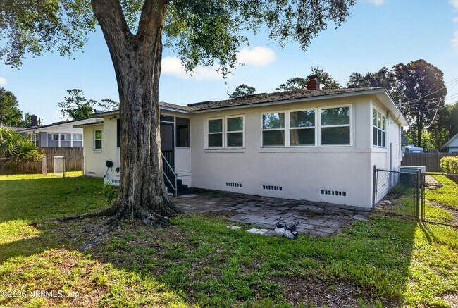 Building Photo - 6338 Mercer Cir W