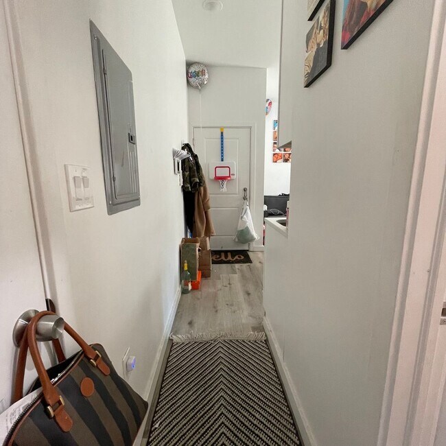 Building Photo - Modern & Renovated apartment with in-unit washer & dryer