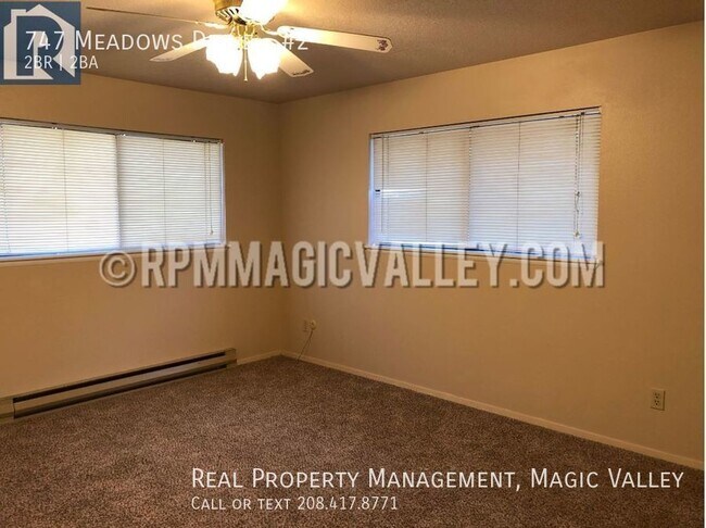 Building Photo - 747 Meadows Dr