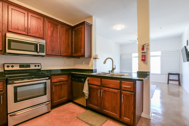 Building Photo - 910 W 25th St