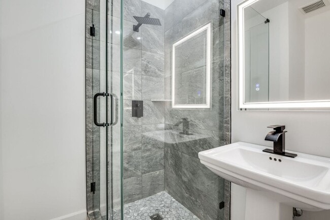 Building Photo - Spacious Townhouse in Dallas
