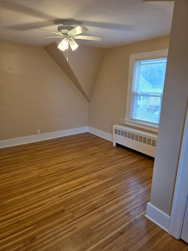 Building Photo - 457 Crossfield Rd
