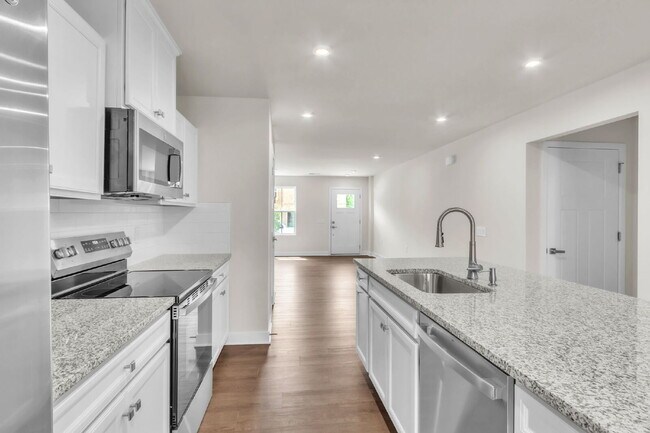 Building Photo - Modern New, Never Lived-in 3BR/2.5BA Townh...