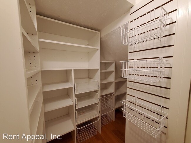 Building Photo - 4 br, 2.5 bath House - 2675 Shadow Pine Dr